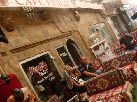 KONAK KEMERALTINDA FAL CAFE, FİNCANDA PİŞEN DİBEK KAHVESİ