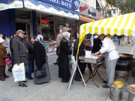 İZMİR, EŞREFPAŞADA LOKMACI, AŞURE, LOKMACI, İZMİRDE HELVA DÖKÜMÜ, PİLAV