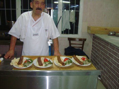 TİREDE KÖFTECİ, KEBAP, ÇORBA, DÖNER, PİDE, EV YEMEKLERİ, CADDE RESTAURANT