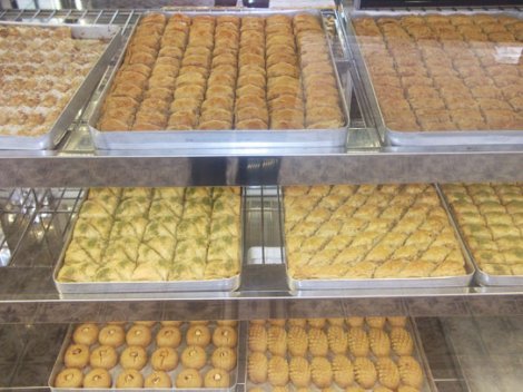 KARABAĞLARDA BÖREK EVİ,ESENDEREDE YAŞ PASTA,ÜÇKUYULARDA KURU PASTA